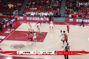 太疯狂啦！苍蝇飞这里过穿的是尼克斯球衣都要被拉过来庆祝