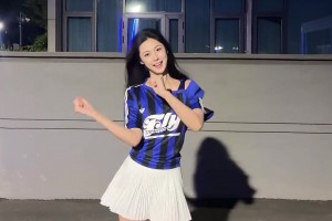 卓识，这样下去你会成为全国最高的足球宝贝儿！
