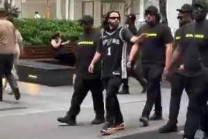 保护保护美媒Underdog特地雇保安护送马刺球迷观战~