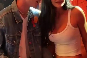 火爆身材凯莉·詹娜随男友甜茶到场观战总决赛G4~