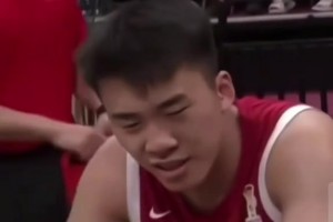 在韩国中立场馆比赛！中国男篮队员陆续进场~
