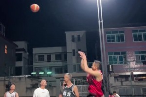 杨毅此前曾言：现在互联网时代真不讲理，就硬说詹姆斯不投关键球